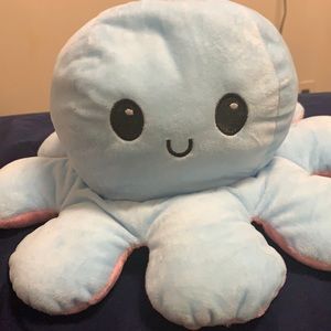 Is a toy a A octopus have two color pink and blue